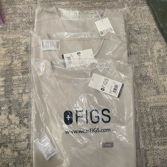 Figs Catarina One-Pocket Scrub Top Bone Color NWT - Picture 2 of 2